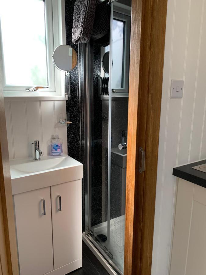 Tides Reach, Deluxe Shepherds Hut 1, 100M From The Beach Saint Merryn Exterior photo